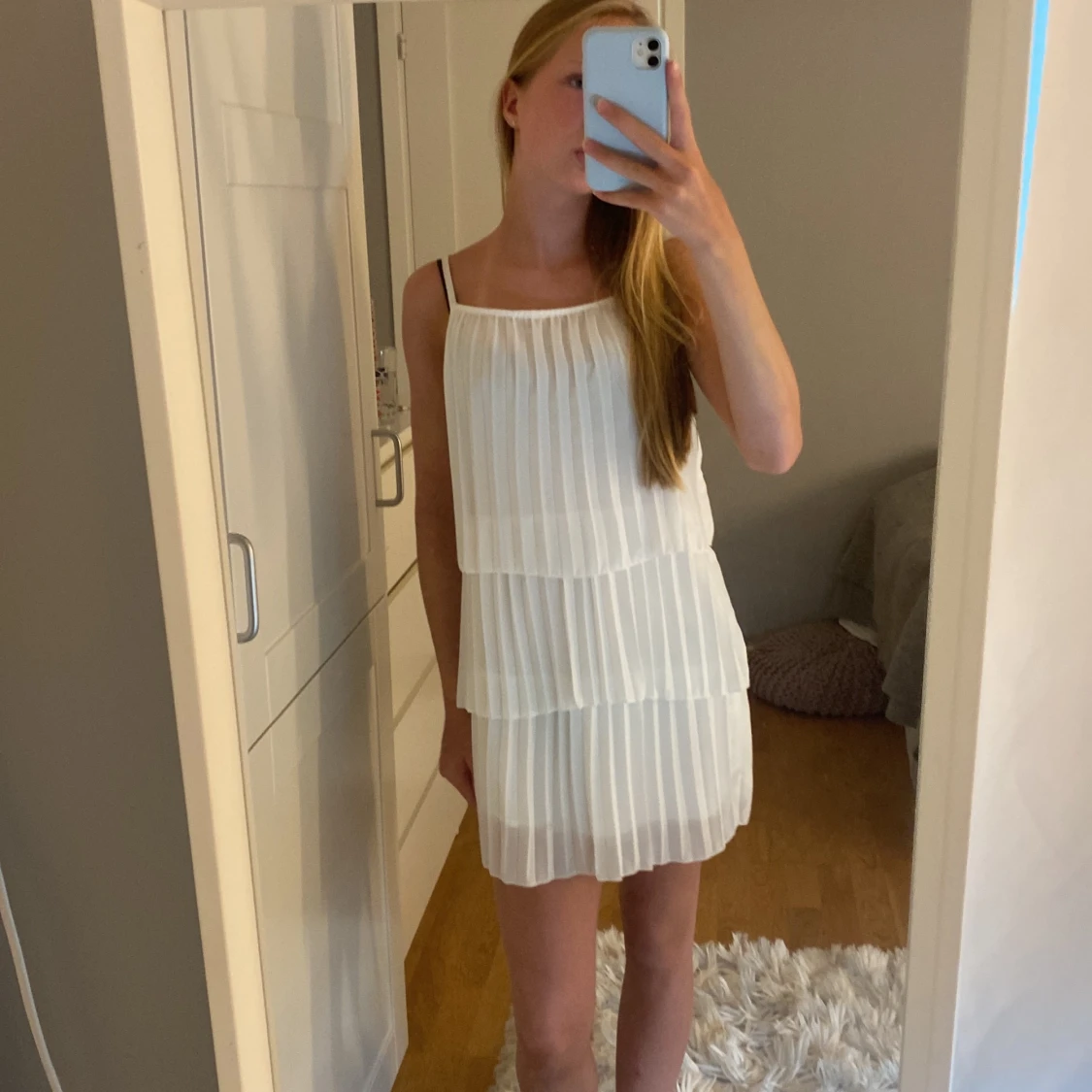 Vit volang klänning