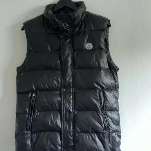 Moncler väst - Säljer en snygg äkta moncler väst i storlek 2 motsvarande M. Den är i nyskick och endast använt några få gånger. Nypris 11000, säljer för 3999 men pris kan diskuteras. Skicka gärna prisförslag och skriv om ni har någon fråga. Skriv innan ni köper