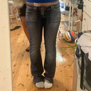 Lågmidjade jeans - Fina lågmidjade jeans som är för långa för mig❤️