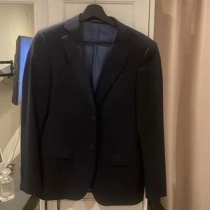 Mörkblå Slim-Fit kavaj från Dressmann - Skick-8/10 Passform- Slim fit Storlek- 46 Short  Nypris-1700kr 