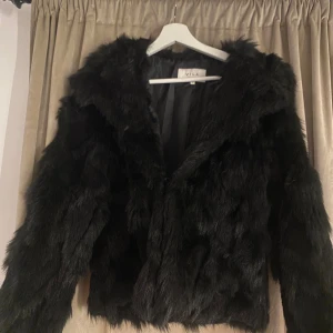 Svart pälsjacka  - Jättefin svart pälsjacka från Vila säljer pågrund av att den aldrig kommer till användning tyvärr så därav super bra skick!