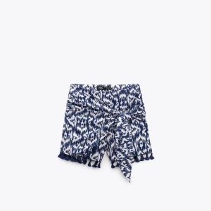 Kjol - Säljer denna snygga kjol med shorts från zara. Perfekt strandkjol. Aldrig använd endast testad. 
