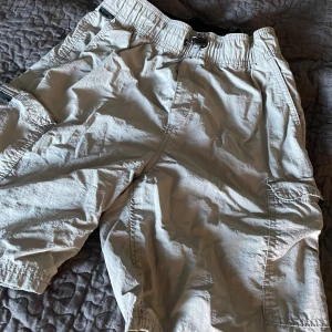 Mjuk gråa cargo shorts - Grå cargo shorts