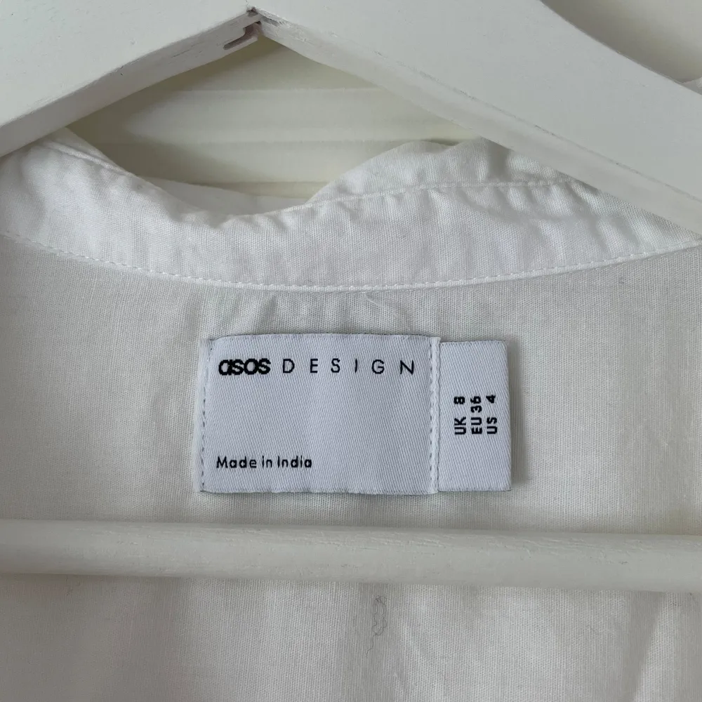 Vit kostym miniklänning från asos design. Storlek 36, normal i storleken. Endast testad. . Klänningar.