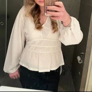 Super fin blus från Lindex! - Säljer mina fina blus från Lindex som passar till att ha i skolan men också vid middagar osv!