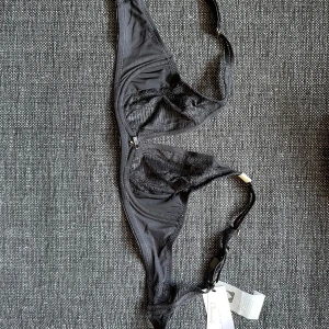 Oanvänd BH - Svart BH köpt på Twilfit, endast testad 1 gång efter köp Prislapp kvar  Triangelformade kupor, spets, ingen push up Storlek 65C