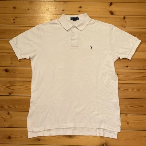 Polo Ralph Lauren piké  - En mycket fin piké från Ralph Lauren. Inga defekter eller annat. Storlek M. För fler frågor kom DM