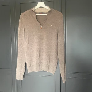 Morris half zip  - Säljer nu denna bruna morris half zip tröja då den numera inte passar. Storlek M men passar även S. Nypris 1799 