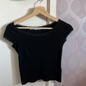 Svart spets topp - ”Iris Lance topp” Jag säljer denna svarta topp med spets material vid ärmen och halsen. Tröjan är från lager 157 i stl Xs, den är i väldigt bra skick och är Max använd 8ggr. Original pris är 100kr. Pris kan diskuteras och kom privat för fler bilder.