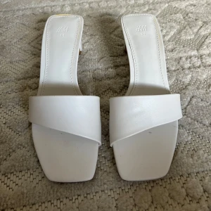 Vita klackar - Vita klackar inköpta för ca 1-2 år sedan från H&M för ungefär 300kr men aldrig använda. 