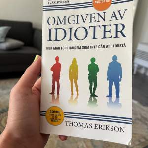 Boken ”Omgiven av idioter”. Som helt ny, har bara stått i bokhyllan d.v.s. finns inga anteckningar eller annat kladd i boken