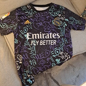 Real madrid tröja benzema - Nyskick använd 2 gånger. S för herr