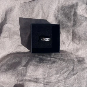 Lilly ring rostfri  - 45kr/st, i 304 Stainless steel,  finns flera i lager😊 kolla gärna in min instragram där jag främst sköter försäljningen 🤍 fler liknande smycken hittar ni på min sida 🥰