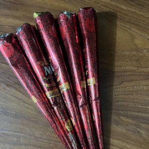 Henna  - På bilden ser ni hennan och hur slutresultatet kan se ut. Det varar länge och ger en fantastisk känsla.