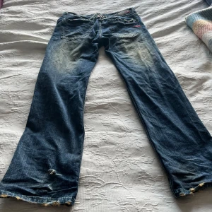 Vintage jeans  - Riktigt coola vintage jeans med detaljer där bak och där fram, de är köpta second hand men jag har knappt använt dem då det inte riktigt är min stil,dem passar M-L :) 