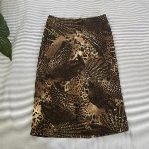 Cheetah safari print kjol - Fin kjol i fint skick från terranova med leopard, tiger och fjäder mönster. Stretchigt material och midjeband och den passar därför nog någon mellan storlek XS till M och kanske också L! Var inte rädd att skriva om du har fler frågor<3