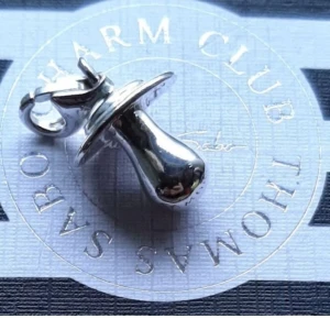 THOMAS SABO/ NAPP. - Thomas Sabo berlock, en napp i fint begagnat skick.  Ask/påse ingår ej.  Kolla bilder o ställ ev frågor före bud.  Frakt tillkommer. 