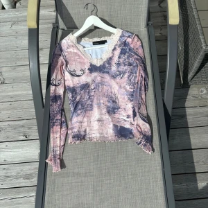 Meshtopp - Jättefin lila rosa meshtopp med spets kring urringningen! Säljer då den är för liten för mig.