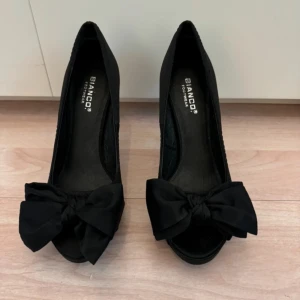 Jätte fina klackskor  - super fina klackskor i storlek 37, säljes för kommer inte till användning inga defekter 🩷🩷🩷