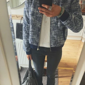 Blå bomberjacka - Säljer denna ursnygga blå jackan!💙🩵 Använd några få gånger, på lappen står det M men skulle säga att den passar M/S. Säljs inte längre. Inte mina bilder!🐬