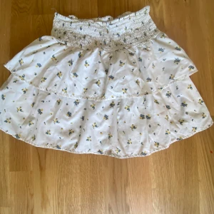 En volang kjol från Gina Young😇💝 - Den är i bra skick och fin, andvänd några ggr. Den är i storlek 158/164 och är från förra sommaren💝 köpt för 300😇💝 skriv om du är intresserad 💝💝