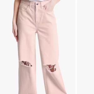 Rosa baggy jeans - storlek 36 - 100% bomull  - Rosa baggy jeans i storlek 36. Oanvända med tags kvar. Slutsålda i rosa. 100% bomull. 