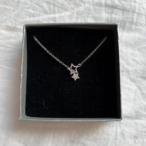 Halsband  - Sälgens för 10kr , du kan också välja andra saker från min sida för att få 17 för 2 smycken . Smyckena är aldrig använda!!