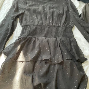 svart festklänning  - säljer denna snygga svarat festklänningen från gina i storlek xs