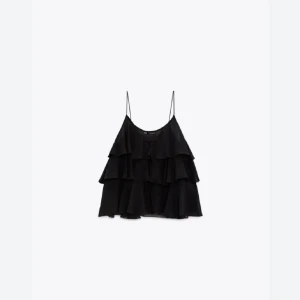Volang topp - Jättegulligt svart volanglinne från zara💕 Köptes förra sommaren men har bara använts fåtals gånger så den är i nyskick❤️ Kan skicka fler bilder privat💕💕