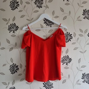 River island, röd topp/blus, Strl: 36 - River island topp/blus i storlek 36. Använd någon gång. Ej genomskinlig. Fint skick!