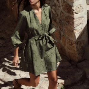 Grön klänning  - Säljer denna gröna klänningen från zara, slutsåld på hemsidan och använd cirka två gånger. Nypris 400kr