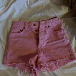 Ett par rosa shorts ifrån H&M i storlek 34🩷 använd gärna ”köp nu”