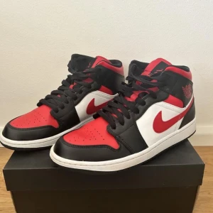 Nike Jordan 1 Mid - Bra skick, STL 42 Herr