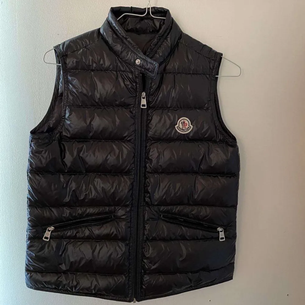 Säljer nu min moncler väst pågrund av att den är för liten😃Den är i väldigt fint skick och knappt använd, Och ni kan även se hur den sitter på mig och jag är 162.. Jackor.