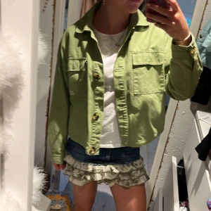 Grön jacka  - Så fin grön jacka från bershka! Perfekt till sommaren🩷 