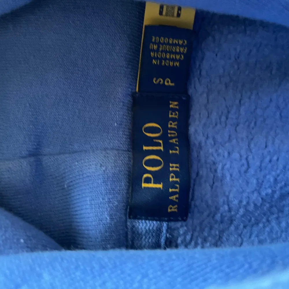 Polo Ralph lauren hoodie - Storlek S - skick 9/10 - säljs pga urvuxen - 300kr🔥 -kom hjärna med funderingar och frågor⭐️. Tröjor & Koftor.