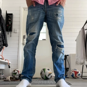 Jack & Jones jeans  - Säljer dessa feta Jack & Jones jeans! Modellen på jeansen är slim/glenn. Skick 8/10. Modellen på bilden är 174. 