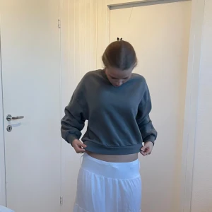 Tjocktröja - Collage/sweatshirt från Gina Tricot. Storlek S och bra skick. Köparen står för frakten och hör gärna av dig vid intresse. 💓