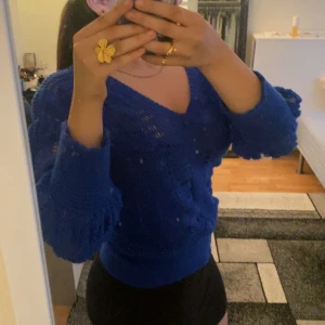 Stickad blå tröja  - Stark blå färg, stickad tröja, tjock tröja   29kr frakt 💕