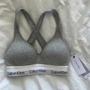 Bh  - Hej! Säljer denna helt oanvända Calvin Klein top/bh i storlek xs då den inte passade mig💞 aldrig använd och i fint skick!!