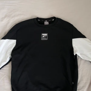 Puma tröja - Riktigt fräsch Puma sweatshirt/crewneck i bra skick. Skulle säga 8,5/10. I storlek S