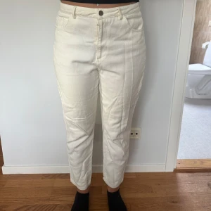 Beige jeans - As sköna byxor som tyvärr är förstora för mig, men sjukt fin färg och passform! Frakten ligger på ungefär 50kr och skriv gära för fler bilder!