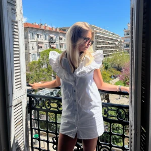 Jeansklänning volang - Sjukt snygg klänning i jeansmaterial! Så fin volang😌 perfekt sommar klänning!!