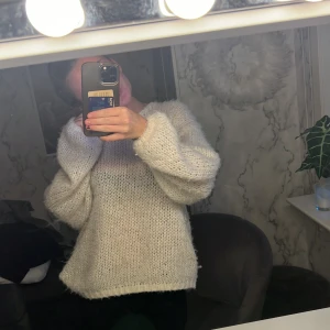 Vit stickad tröja - Kommer ej till användning, pris kan diskuteras 