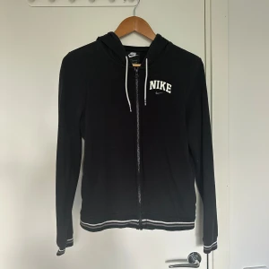 Nike tröja  - Tröja från nike, knappt använd så i väldigt fint skick, storlek S