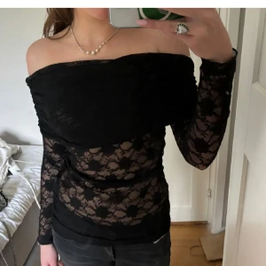 Zara topp - Lånad bild! Offshoulder lace top, superfin och festlig men tyvärr inte min stil, använd 1 gång inget slitage eller liknande, pris kan diskuteras vid snabb affär🙌