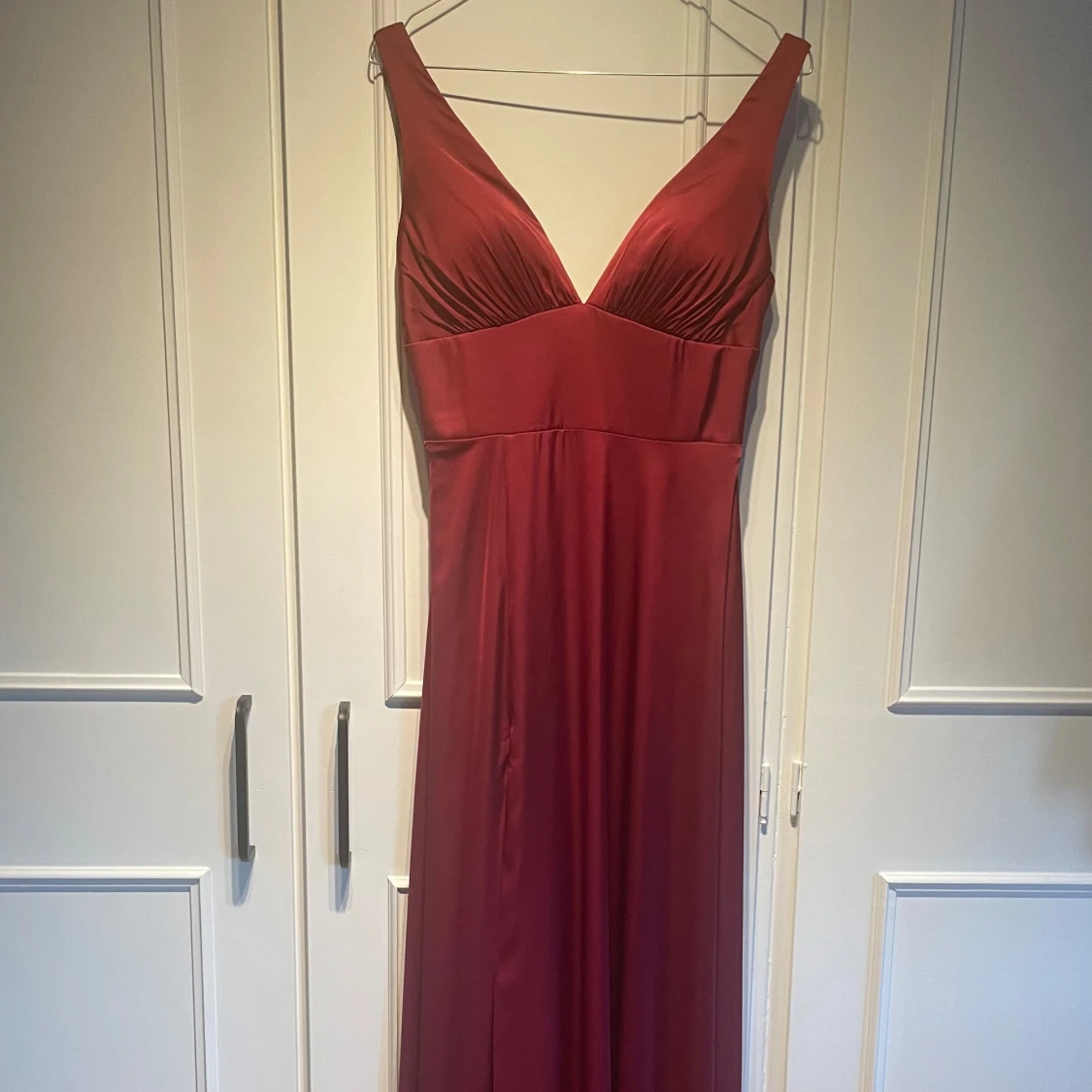 Mörkröd balklänning  - 90