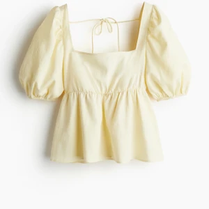 Super söt topp - Super söt topp, som tyvärr inte kommer till användning längre ❤️lite osäker på storleken då lappen är bortklippt men tror att den är storlek S men passar mig som brukar ha både Xs och S🥰