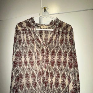 Mönstrad blus - Mönstrad blus från hollister. Jättefin att styla med🥰säljer för endast 100kr. Pris kan diskuteras 💕
