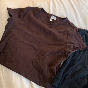 2 t-shirts. Svart & Brun - Jag säljer nu två par t-shirts för ett billigt pris. De är aldrig använda, de är i ett mycket bra skick, som nya. Båda är storlek xl, men är som en M. Det är i färgen svart och brun. Hör av dig vid minsta fråga & intresse. Kan ändra priset! 🌸